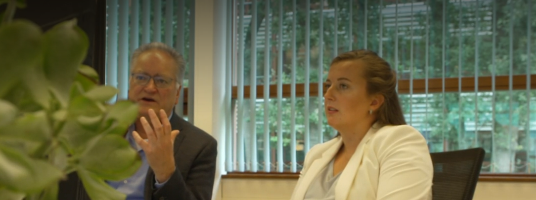 Consultants van GRC Customs in overleg met een klant